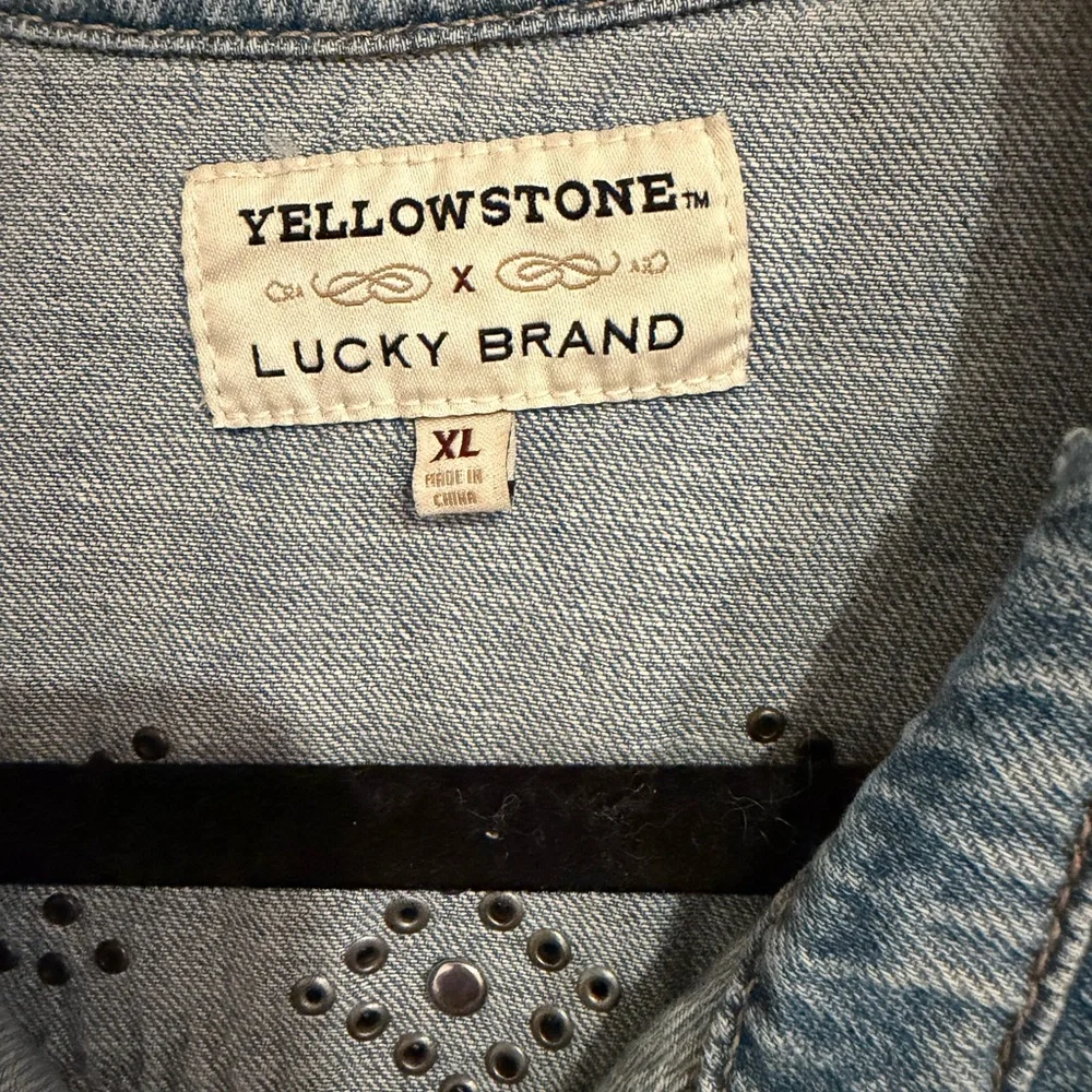 Yellowstone X Lucky Brand Light Blue Women’s Denim Shirt. Size XL - Picture 2 of 5